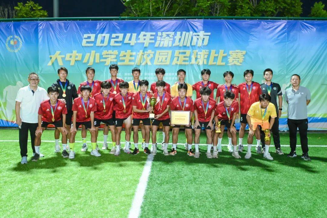 足球巨星展现冠军风范，赛场上再掀热潮