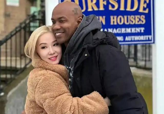NBA球星在社交媒体上秀恩爱，引发热议