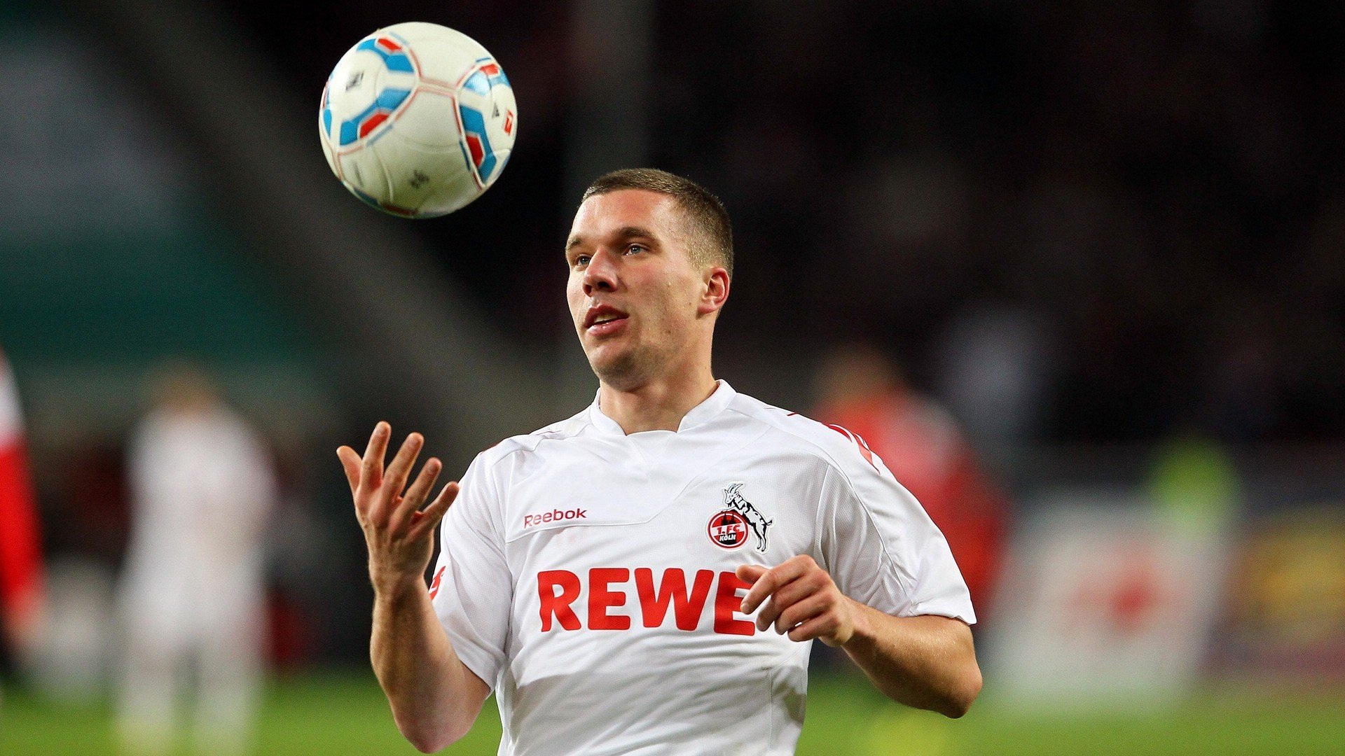 足球赛场焦点！葡萄牙队对阵瑞士队，战况跌宕起伏，悬念直到终场