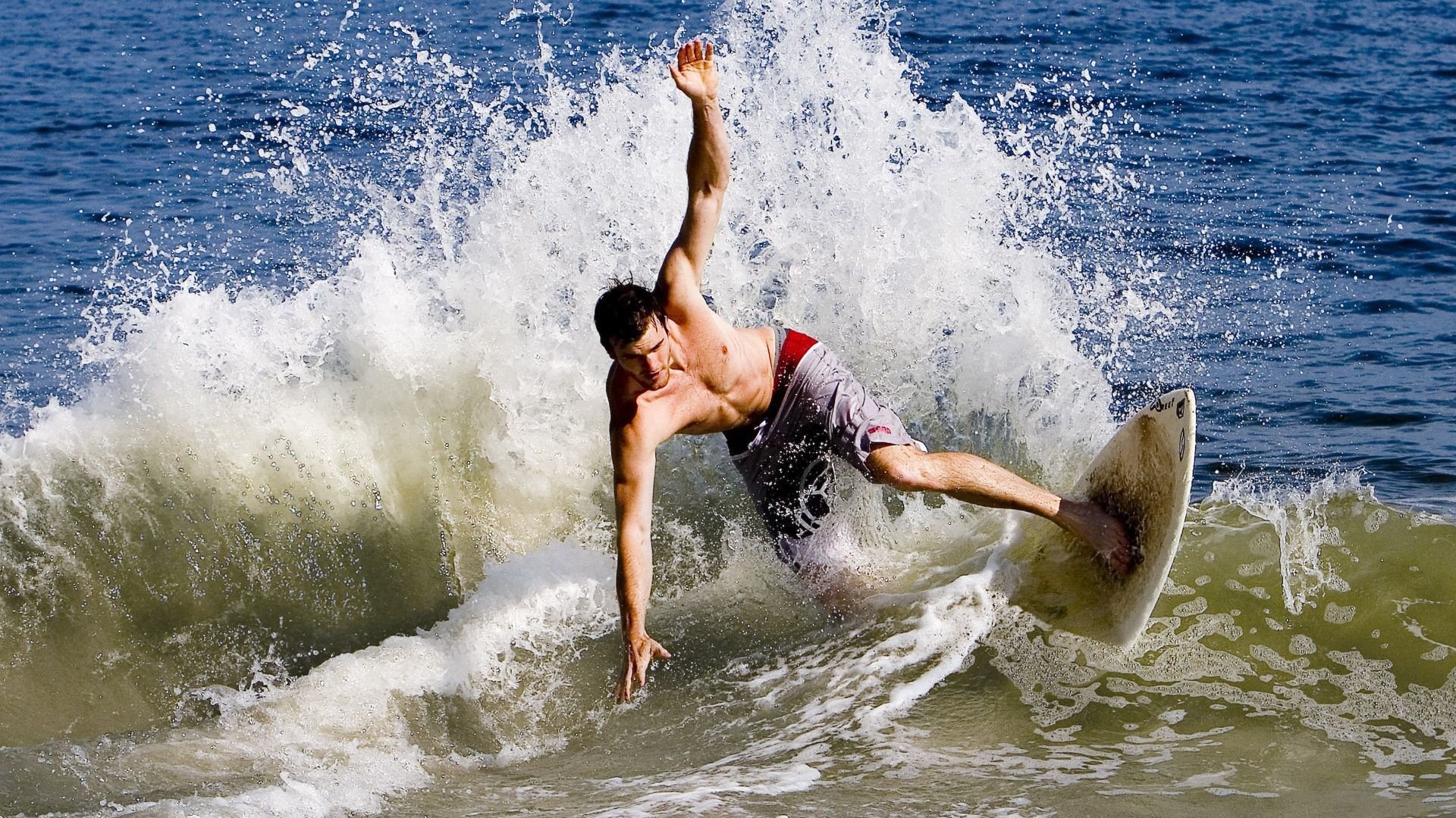 F1赛车赛场焦点！比利时队对阵中国队，防守反击奏效，球队笑到最后