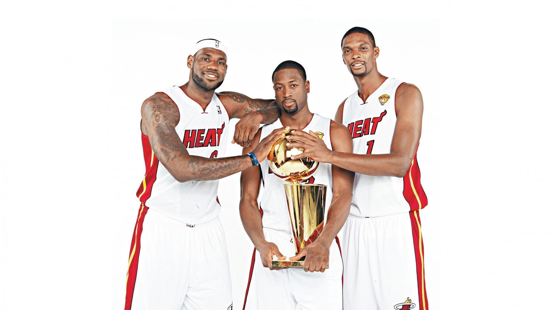 篮球赛场焦点！中国队对阵巴西队，冠军之争悬念重重，胜负难料